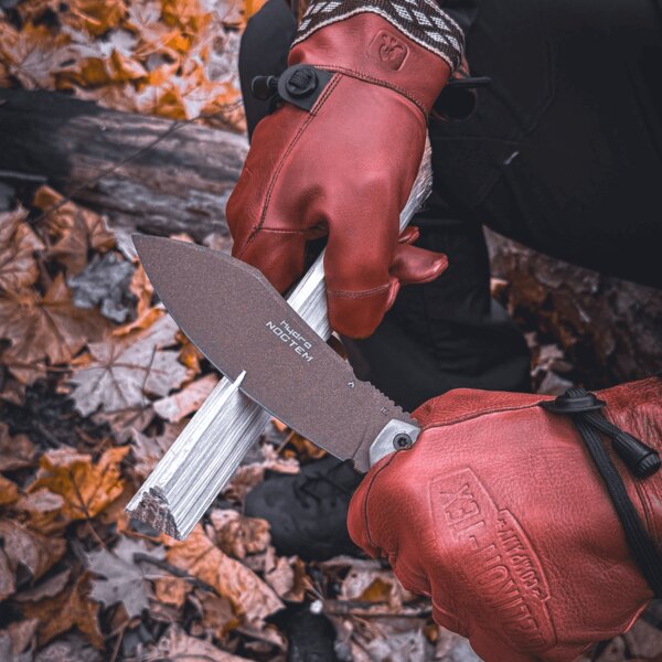 Práce s nožem Noctem Hydra Knives® v kožených zimních rukavicích Woodcrafter Helikon-Tex®. Zdroj: Rigad