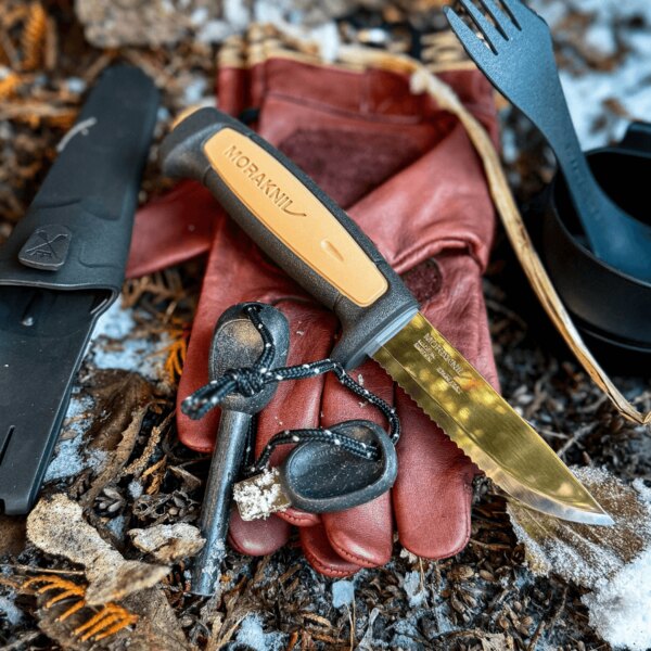 Nůž ROPE Morakniv® s křesadlem, rukavicemi a další bushcraftovou výbavou. Zdrpj: Rigad