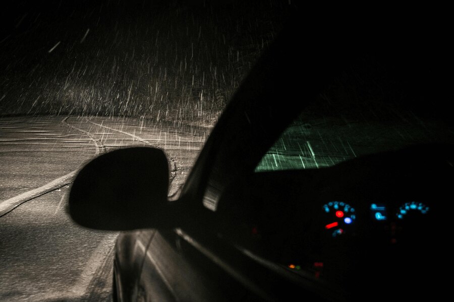 Auto na silnici v noci za sněžení. Zdroj: https://www.pexels.com/cs-cz/foto/754147/