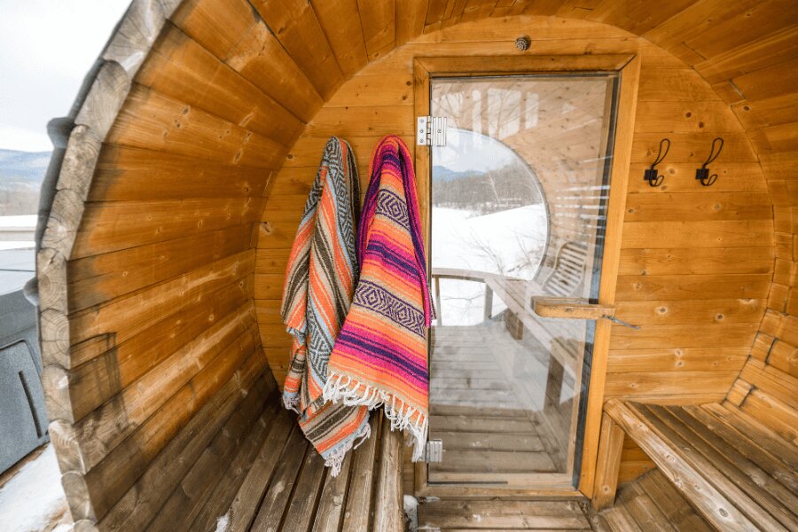 Sauna v zimě. Zdroj: https://www.pexels.com/cs-cz/foto/dreveny-vchod-fasada-prazdny-11319254/