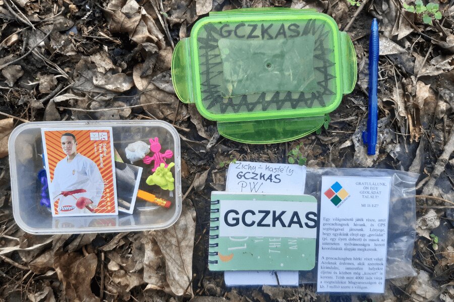 geocaching, rozložená keška. Zdroj: https://commons.wikimedia.org/wiki/File:GCZKAS_cache_in_Zichy%C3%BAjfalu.jpg