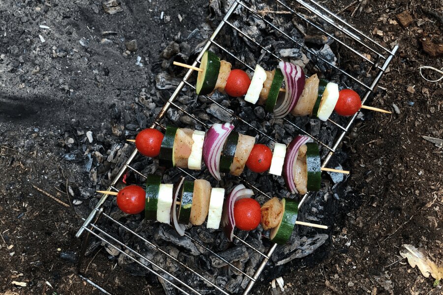 špízy na ohni na grilu. Zdroj: Hana Sedláková