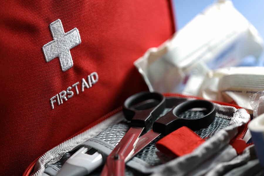 Lékárnička a zdravotnické nůžky. Zdroj: https://commons.wikimedia.org/wiki/File:A-first-aid-kit.jpg