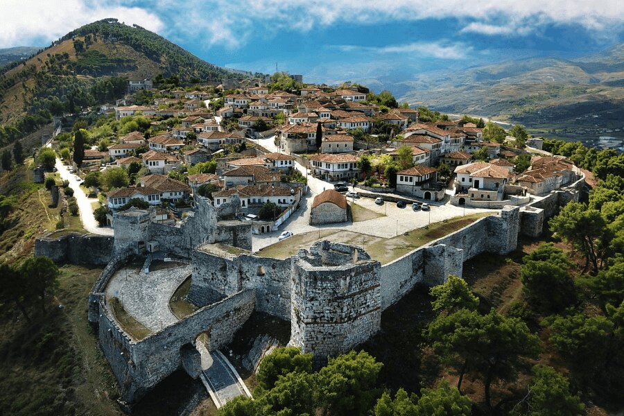 Albánie, Berat. Zdroj: https://www.pexels.com/cs-cz/foto/krajina-kopec-cestovani-hrad-5987058/