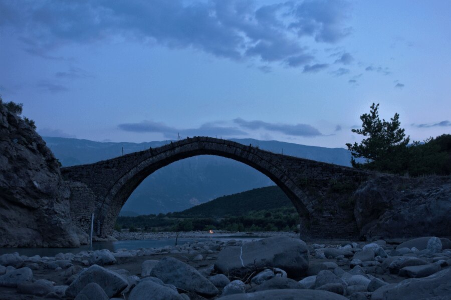 Albánie, Lengarica. Zdroj: https://commons.wikimedia.org/wiki/File:River_Lengarica_with_Ura_e_Kadiut_and_Mount_Nem%C3%ABr%C3%A7ka_and_bonfire.jpg