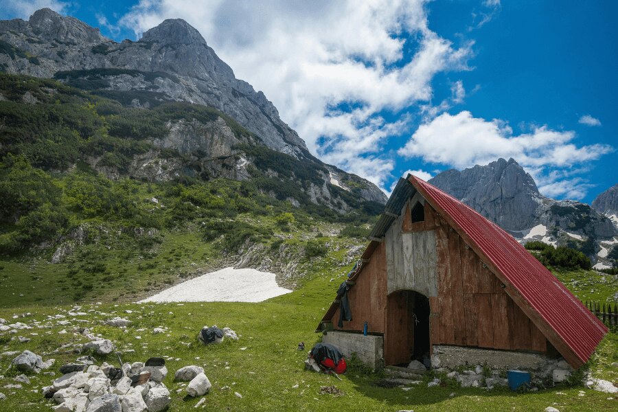 Černá Hora, Durmitor. Zdroj: https://www.pexels.com/cs-cz/foto/krajina-hora-dum-chata-3768736/