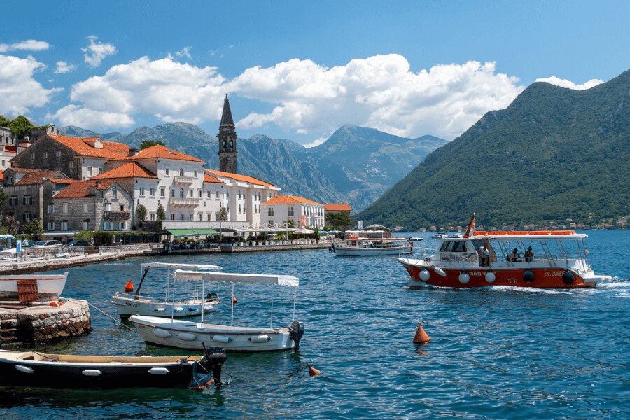 Černá Hora, Boka Kotorska. Zdroj: https://pixabay.com/cs/photos/perast-mo%C5%99e-%C4%8Dern%C3%A1-hora-lod%C4%9B-4613542/