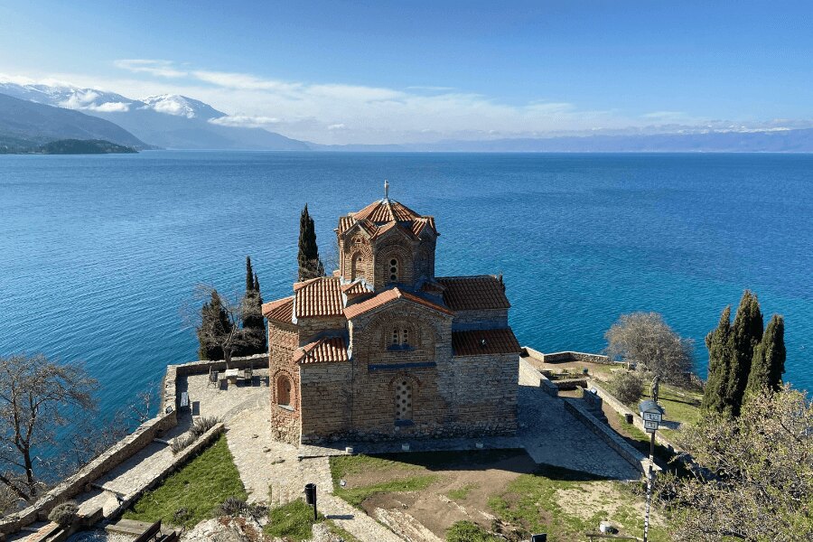 Severní Makedonie, Ohrid. Zdroj: https://www.pexels.com/cs-cz/foto/ptaci-perspektivy-letecka-fotografie-ortodoxni-cirkev-ohrid-10331426/