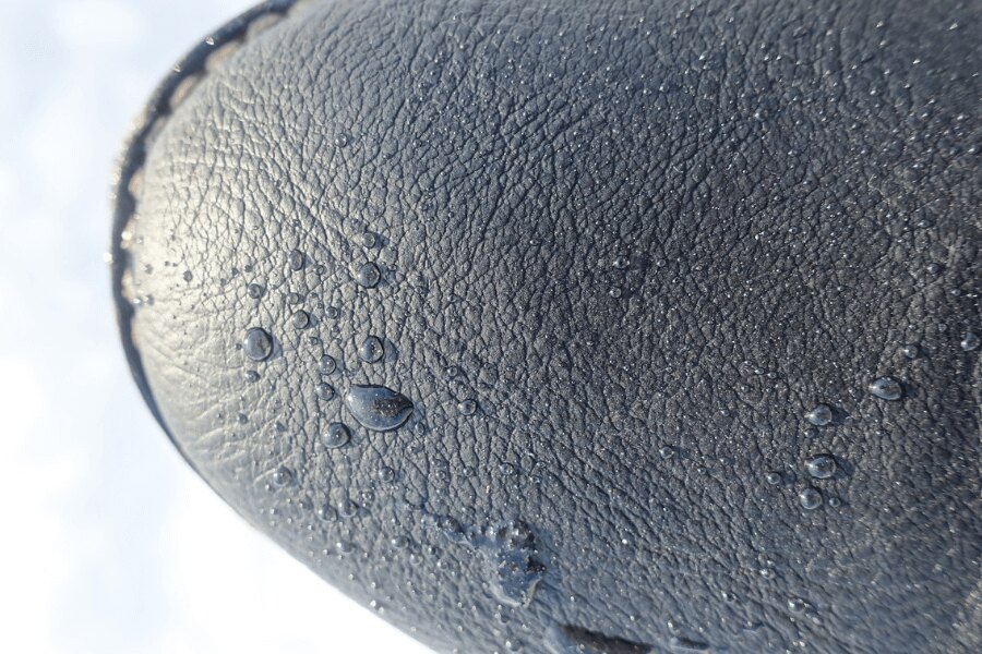 detail kapek vody na špičce kožené boty