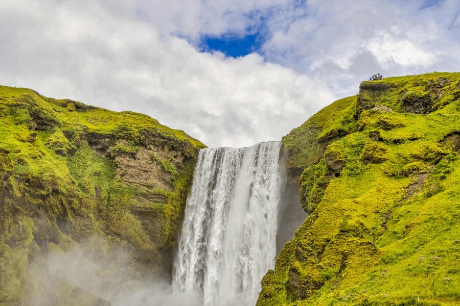 Laugavegur, Iceland. Zdroj: https://www.pexels.com/cs-cz/foto/island-priroda-vyznacny-bod-vodopad-3593202/