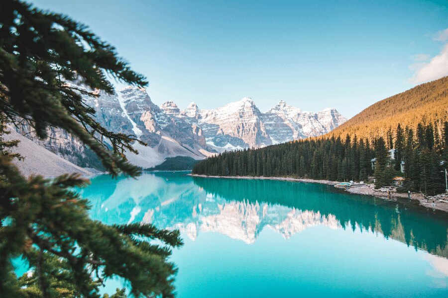 Canadian nature, clear blue lake. Zdroj: https://www.pexels.com/cs-cz/foto/krajina-hory-priroda-dovolena-2662116/