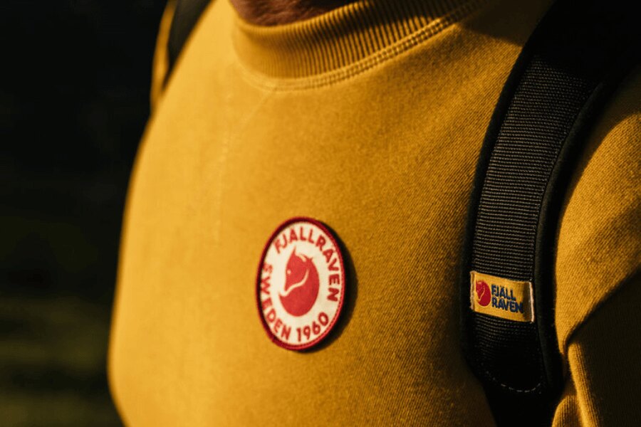 Fjällräven logo na žluté mikině. Zdroj: Fjällräven, Rigad.cz