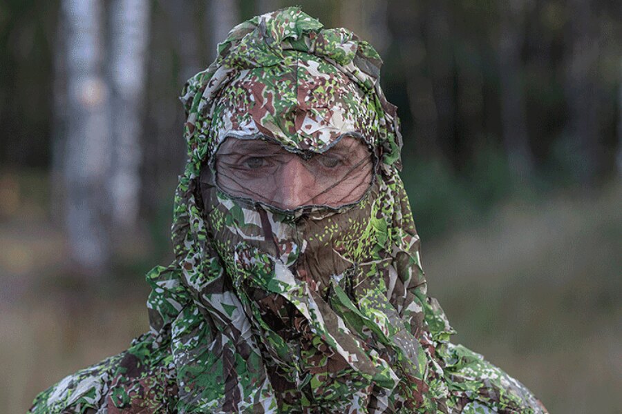 Protidronové pončo Ghosthood, vzor CONCAMO, detail kapuce. Zdroj: ghost-hood.com