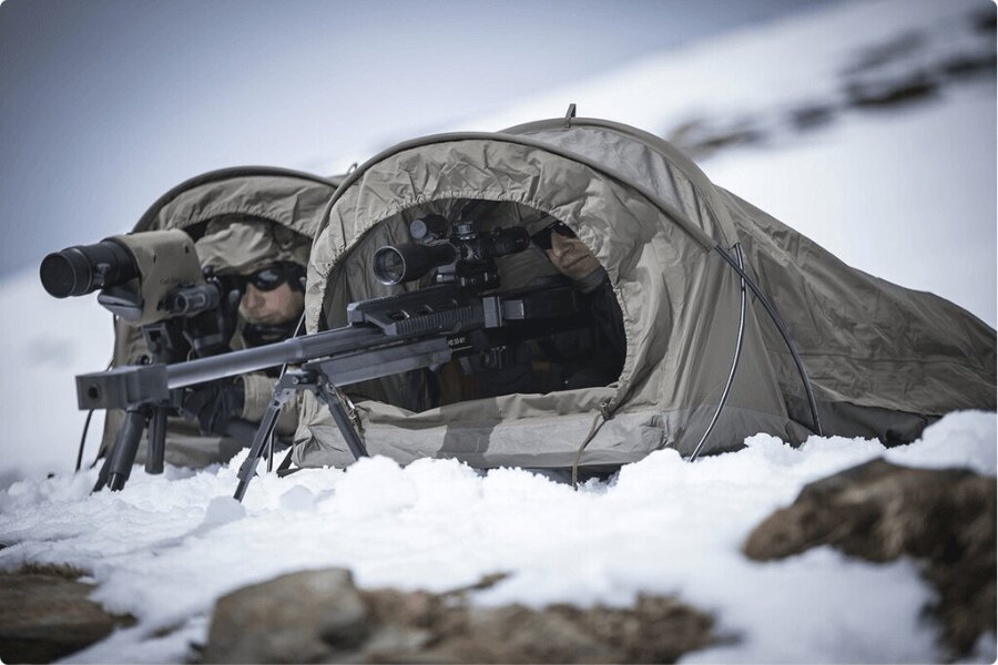 Bivakovací pytel Micro Tent Plus Gore-Tex Carinthia® a snipeři v zimě. Zdroj: Rigad, carinthia.eu