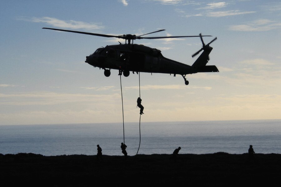 Slaňování z vrtulníku na kurzu Navy SEALs. Zdroj: Michal Ščepko a NSWC