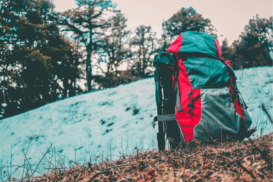 Turistický batoh ve sněhu. Zdroj: https://www.pexels.com/cs-cz/foto/1178525/