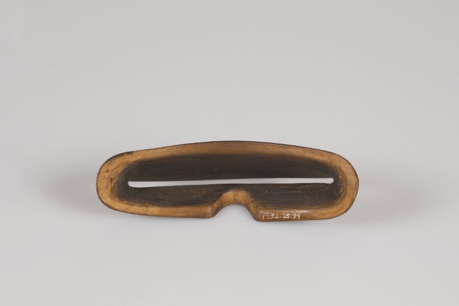 Eskymácké brýle: Zdroj: https://commons.wikimedia.org/wiki/File:Wooden_Snow_Glasses_Given_to_Charles_and_Anne_Lindbergh_-_DPLA_-_b798fd8b44460bb63c76cbb3367abc33_(page_3).jpg