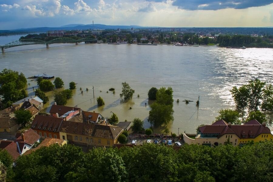 Zatopené město řekou