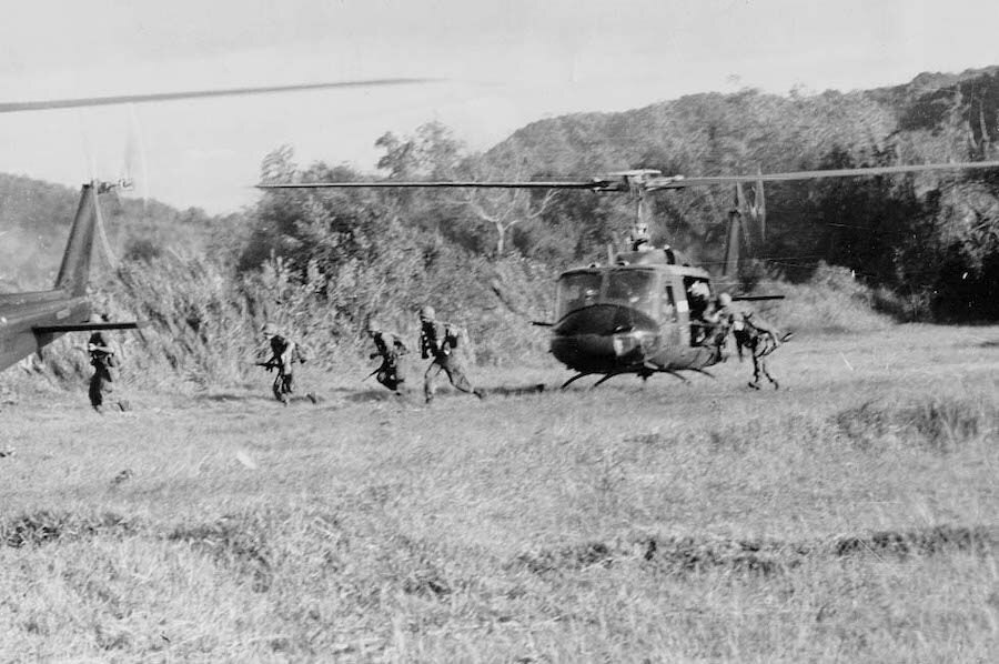 Zrychlený přesun pomocí vrtulníků UH-1 Huey