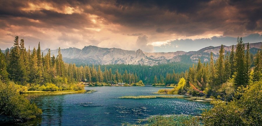 Jezero v lese s horami v pozadí v Kanadě